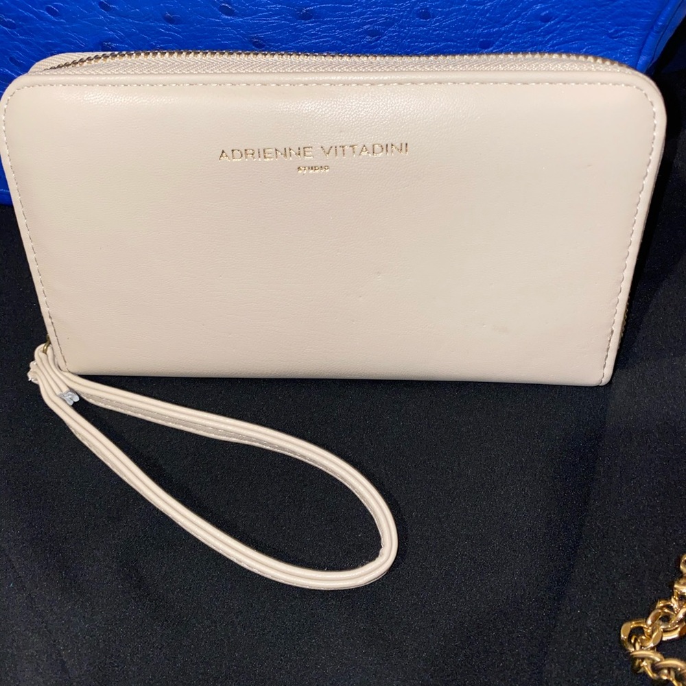 Authentic Adrienne Vittadini Charging wristlet